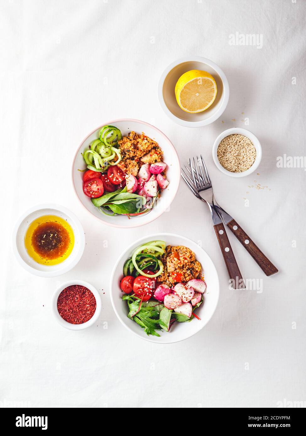 Insalata fresca con couscous, pomodori, cetrioli, rafano e bietole. Foto Stock