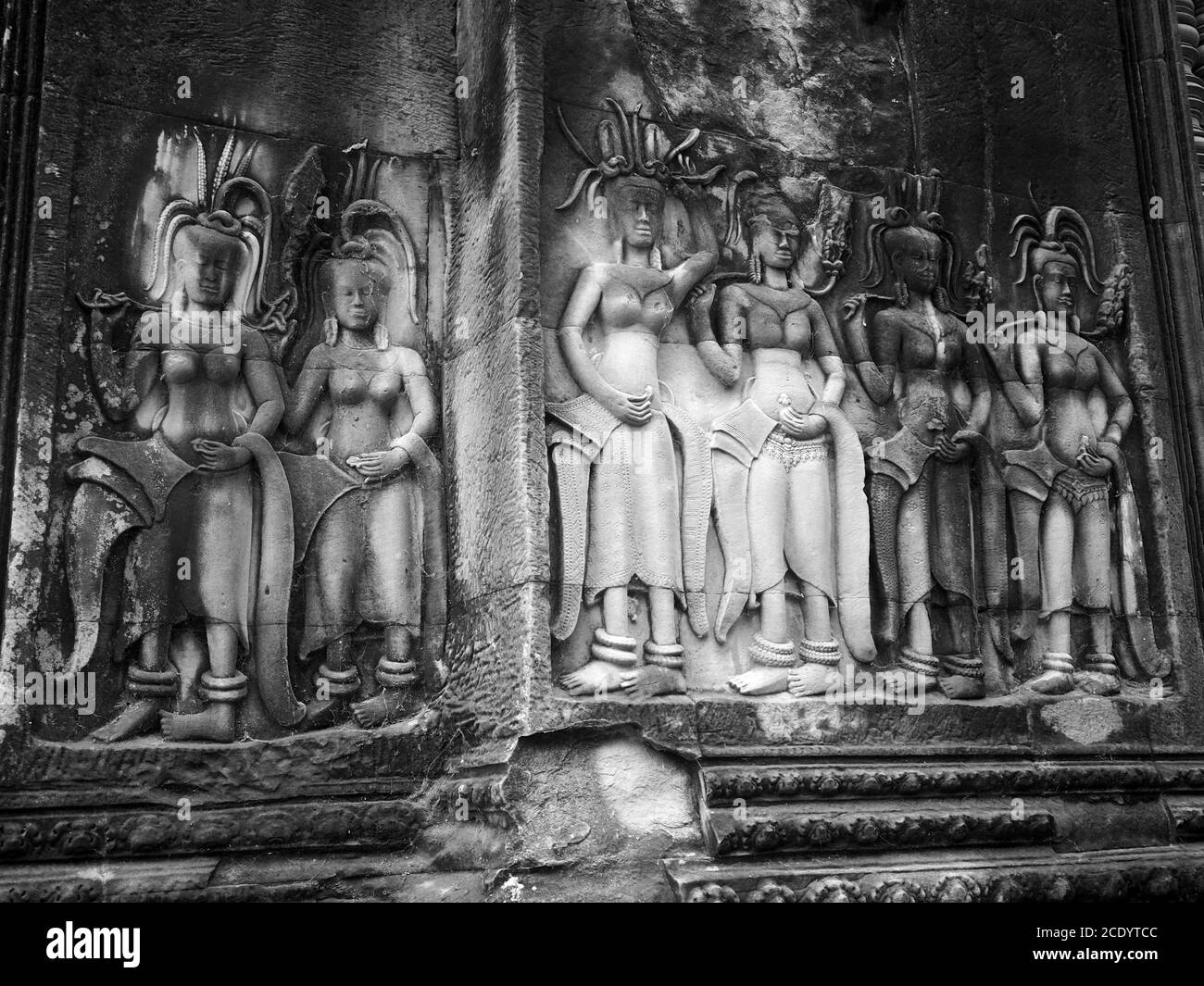Sculture in pietra di spiriti femminili al Tempio di Angkor Wat, Siem Reap, Cambogia Foto Stock