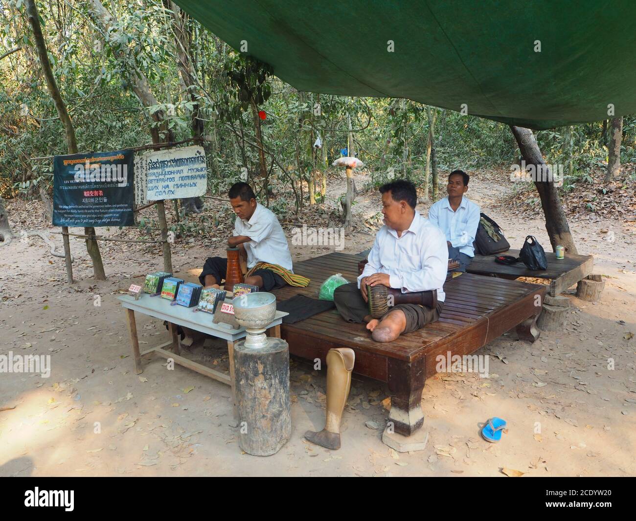 Vittime delle mine terrestri guadagnano un vivere in Cambogia Foto Stock