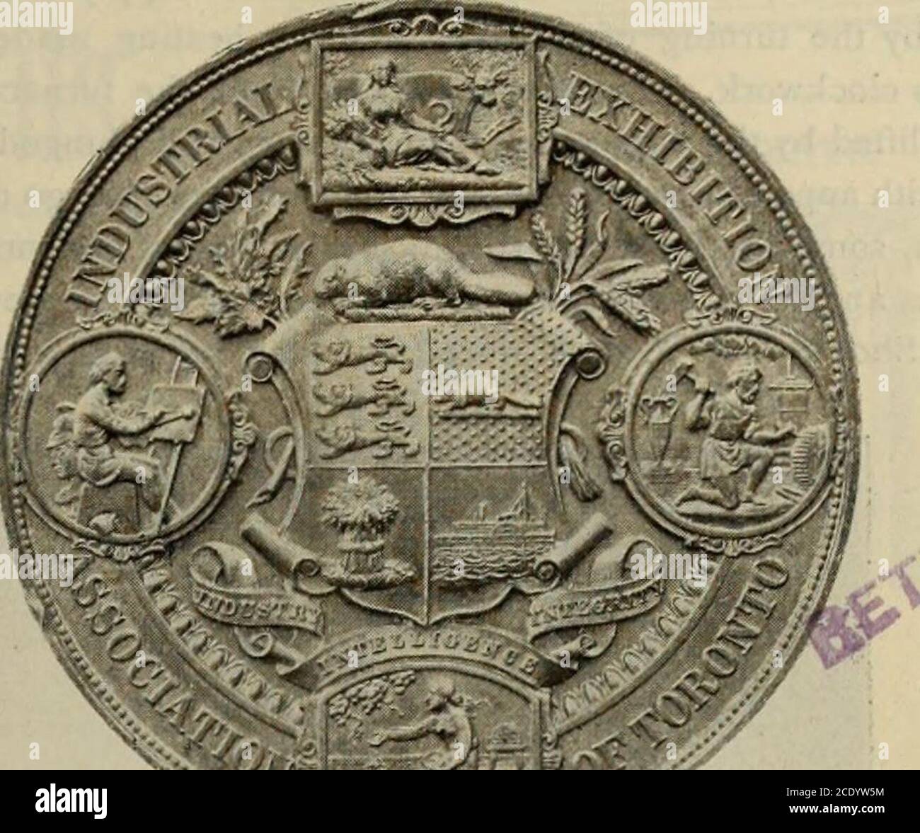 . Hardware merchandising gennaio-giugno 1898 . EET in dimensioni, sono riempite di queste macchine, ciascuno dei quali può affluire da 40 a 125 dozzine di file al giorno. S all'altro capo della sala è l'ultimo successo di MR.-Weed nella linea di invenzione di lime macchine da taglio, una macchina che taglia un file di coda di ratto con incremento a spirale e con una coritinuousoperation. Fino a tre anni fa la lima rotonda è stata tagliata da pointto tang in file parallele. Il prodotto di ciascuna macchina è numerato in modo da mantenere alte le macchine, e i tester rifiutano i file imperfetti. I perfectoni sono ricoperti con una pasta di va Foto Stock