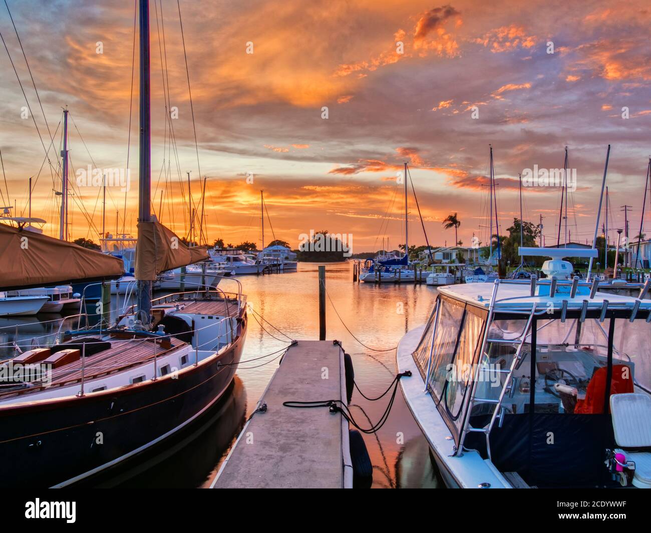 Tramonto sul porticciolo sul Gulf Intercoastal Waterway a Venezia, Florida Sulla costa del Golfo della Florida negli Stati Uniti Foto Stock