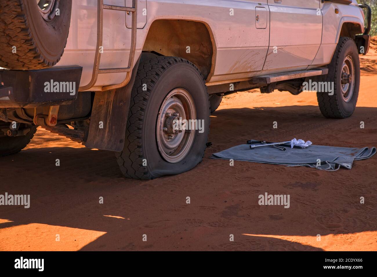Fautly Tire su una pista sabbiosa nell'Australia occidentale Foto Stock
