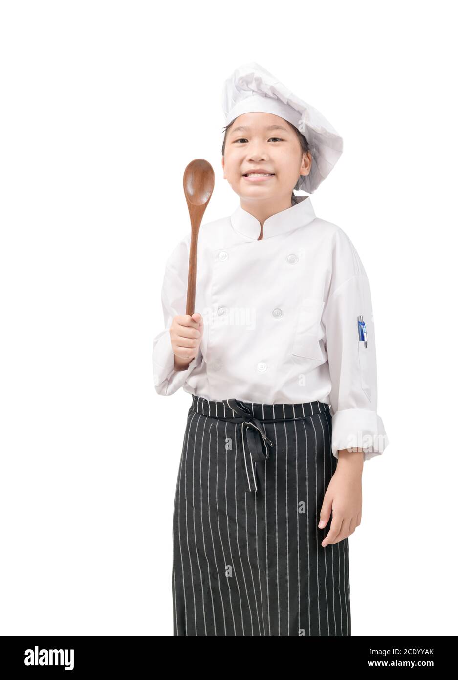 Felice chef ragazza asiatica in uniforme tenendo in mano cucchiaio di legno  isolato su sfondo bianco Foto stock - Alamy