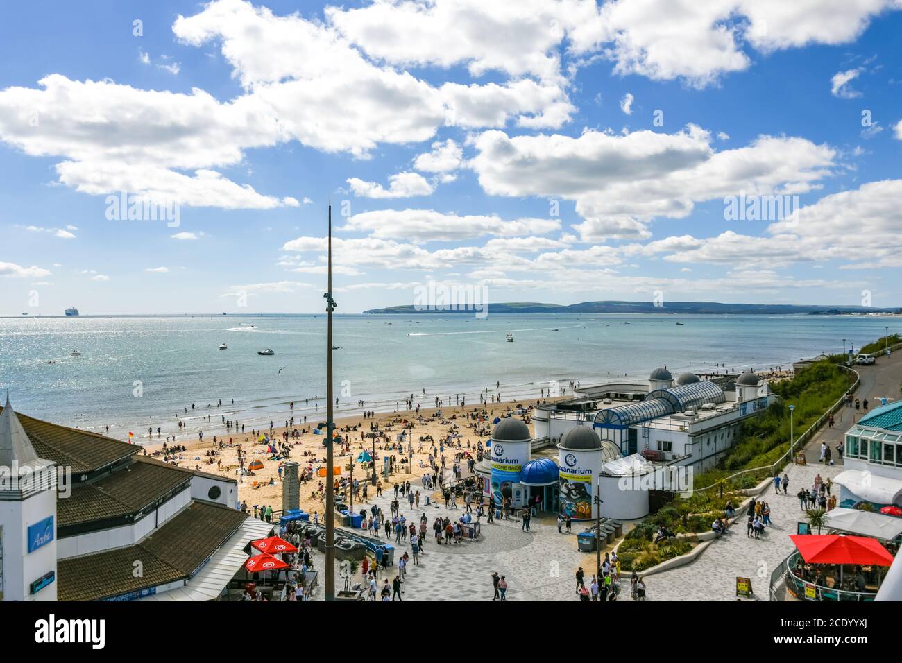 Bournemouth, Regno Unito. Domenica 30 agosto 2020. La spiaggia di Bournemouth è affollata durante il fine settimana di agosto Bank Holiday, mentre le persone si affollano in spiaggia nel tempo soleggiato. Vista dall'alto. Credit: Thomas Faull/Alamy Live News Foto Stock