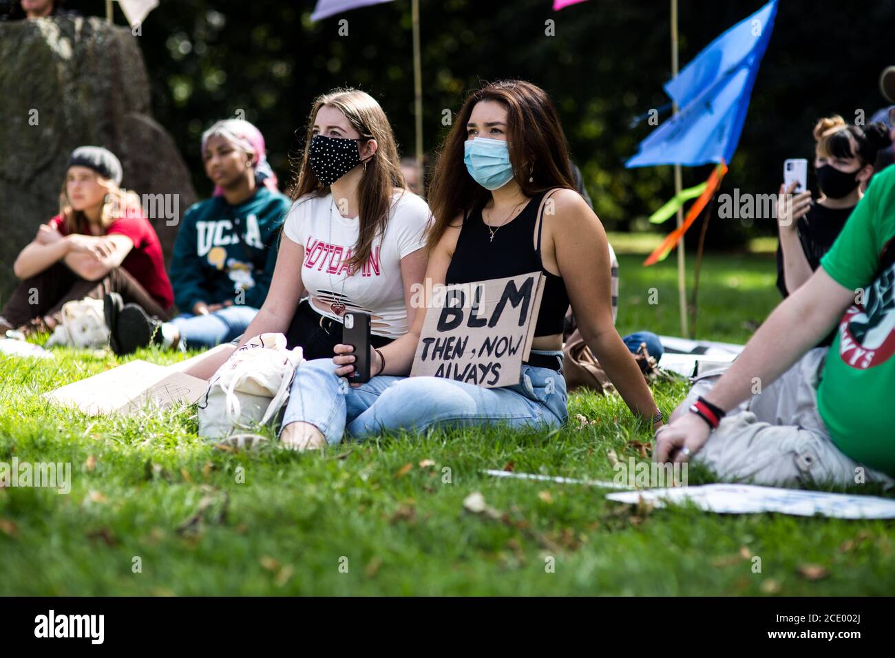 I cittadini di Cardiff si riuniscono in solidarietà per dare prova di sostegno Il movimento BLM in Bute Park Foto Stock