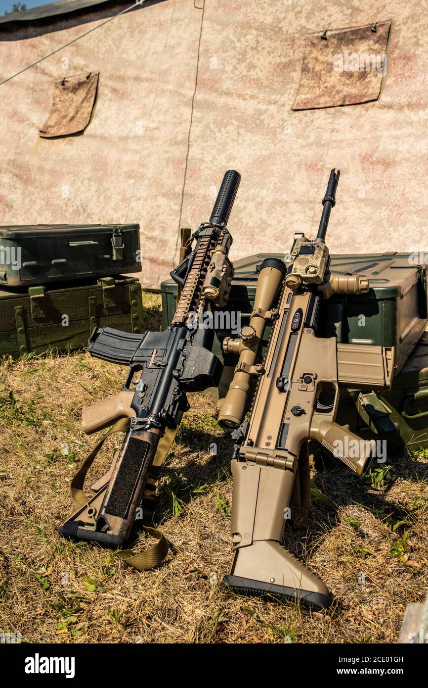 Due fucili automatici appoggiati su valigia in metallo alla base militare, campeggio militare Foto Stock