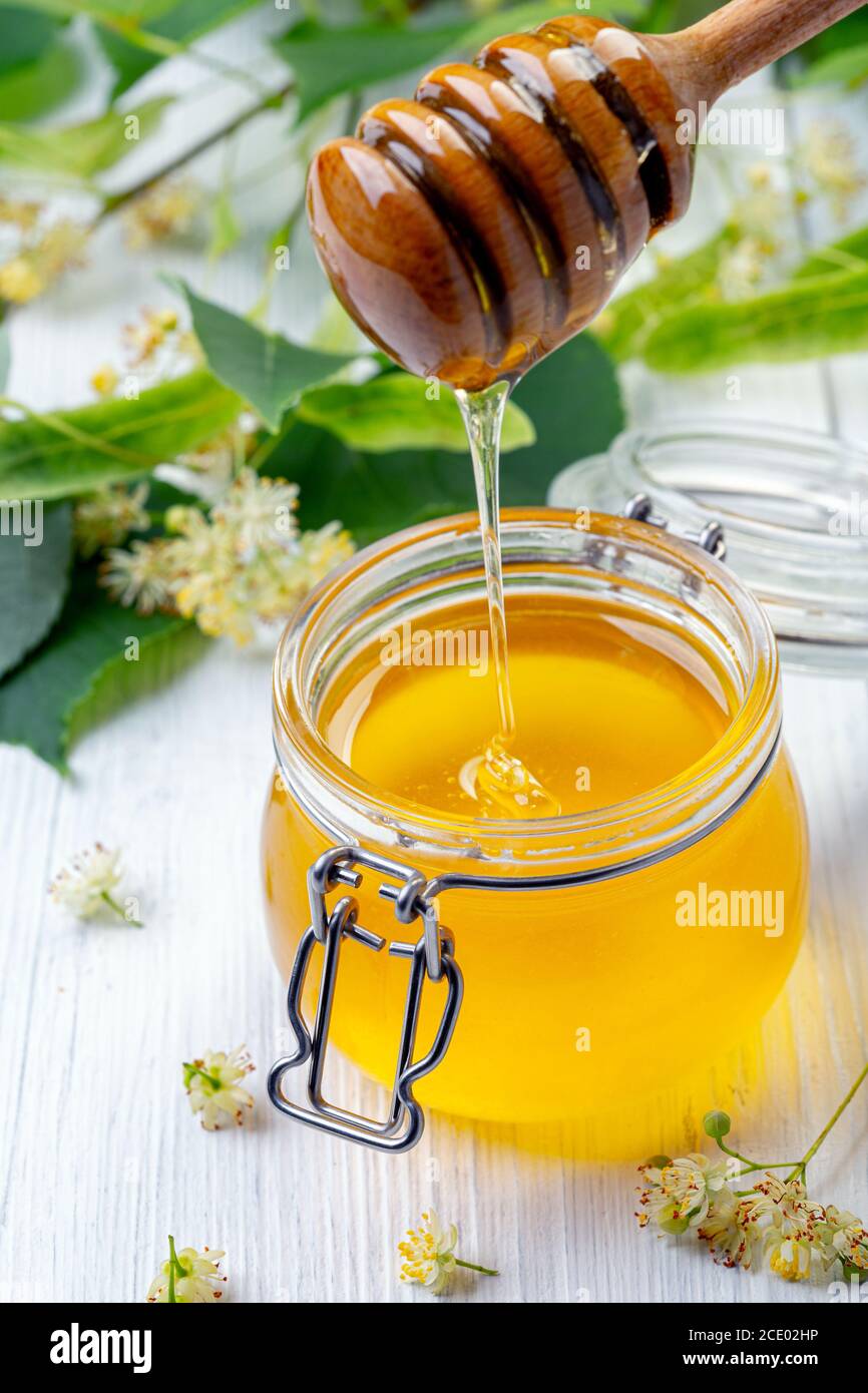Miele biologico fresco e fiori di tiglio. Foto Stock