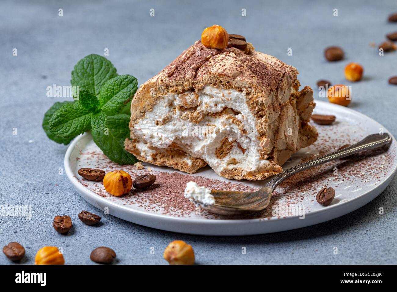 Pezzo di involtino di caffè meringa. Foto Stock