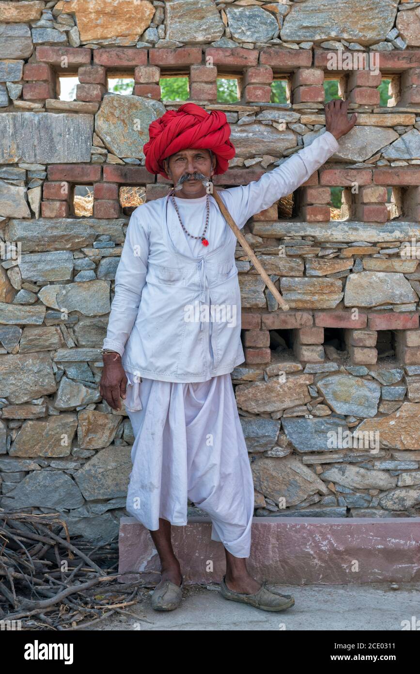 Indiano, membro della tribù Rabari, con un turbante rosso, Bera, Rajasthan, India Foto Stock