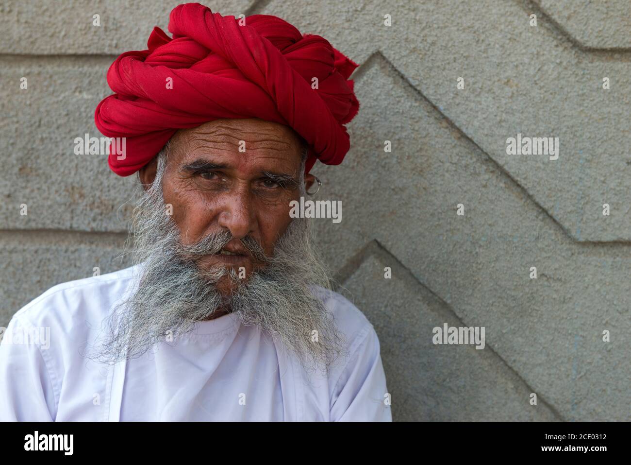 Indiano, membro della tribù Rabari, con un turbante rosso, Bera, Rajasthan, India Foto Stock