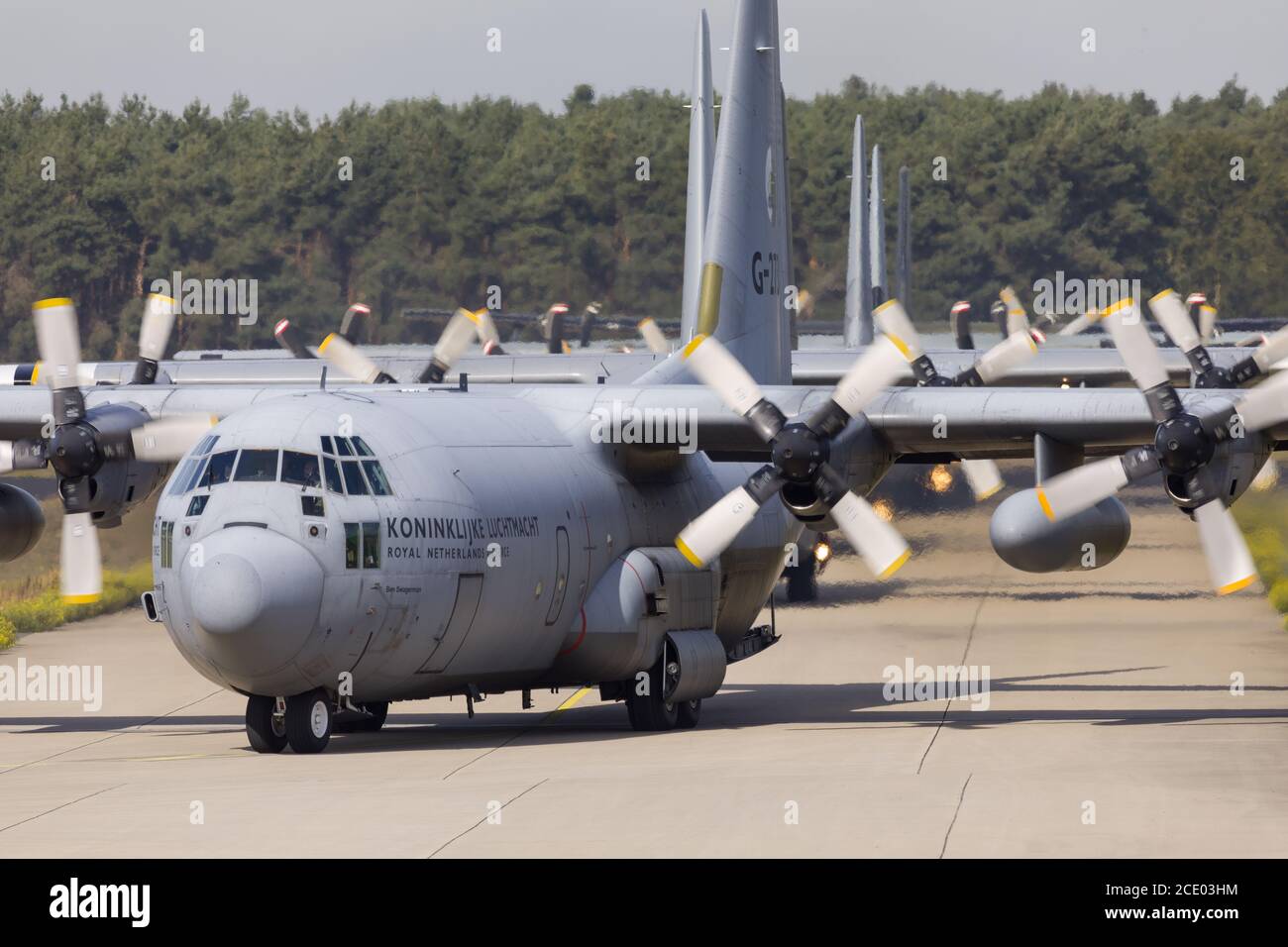 Eindhoven Paesi Bassi, punto di sept. 20. 2019: Diversi aerei C-130 Hercules entrano nella piattaforma per raccogliere paracadutisti per poi Market Garden Memorial e F. Foto Stock