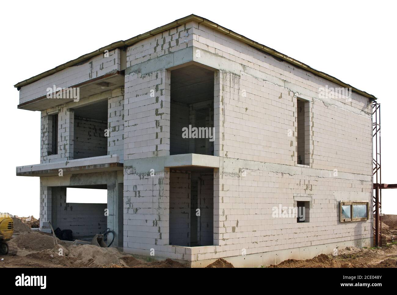 La costruzione di casa rurale incompiuta da mattoni bianchi sabbia e calcestruzzo isolato Foto Stock