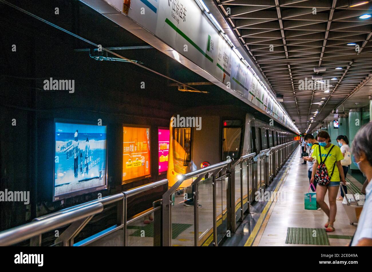 Un treno della linea 2 porta alla Stazione di Shanghai East Nanjing Road. Foto Stock