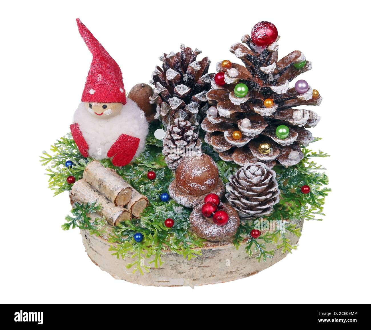 Abete e Babbo Natale fatti in casa in stile rustico pino cono bacche rosse e betulla ceppo isolato macro Foto Stock