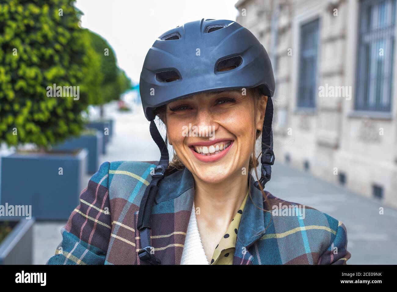 ritratto di giovane donna con casco protettivo per bicicletta Foto Stock