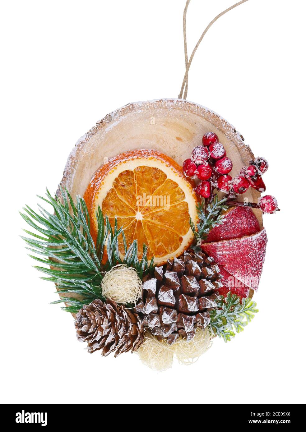 Abete giocattolo casereccio di Natale in stile rustico coni di bacche rosse e macro isolata di fetta di arancia secca Foto Stock