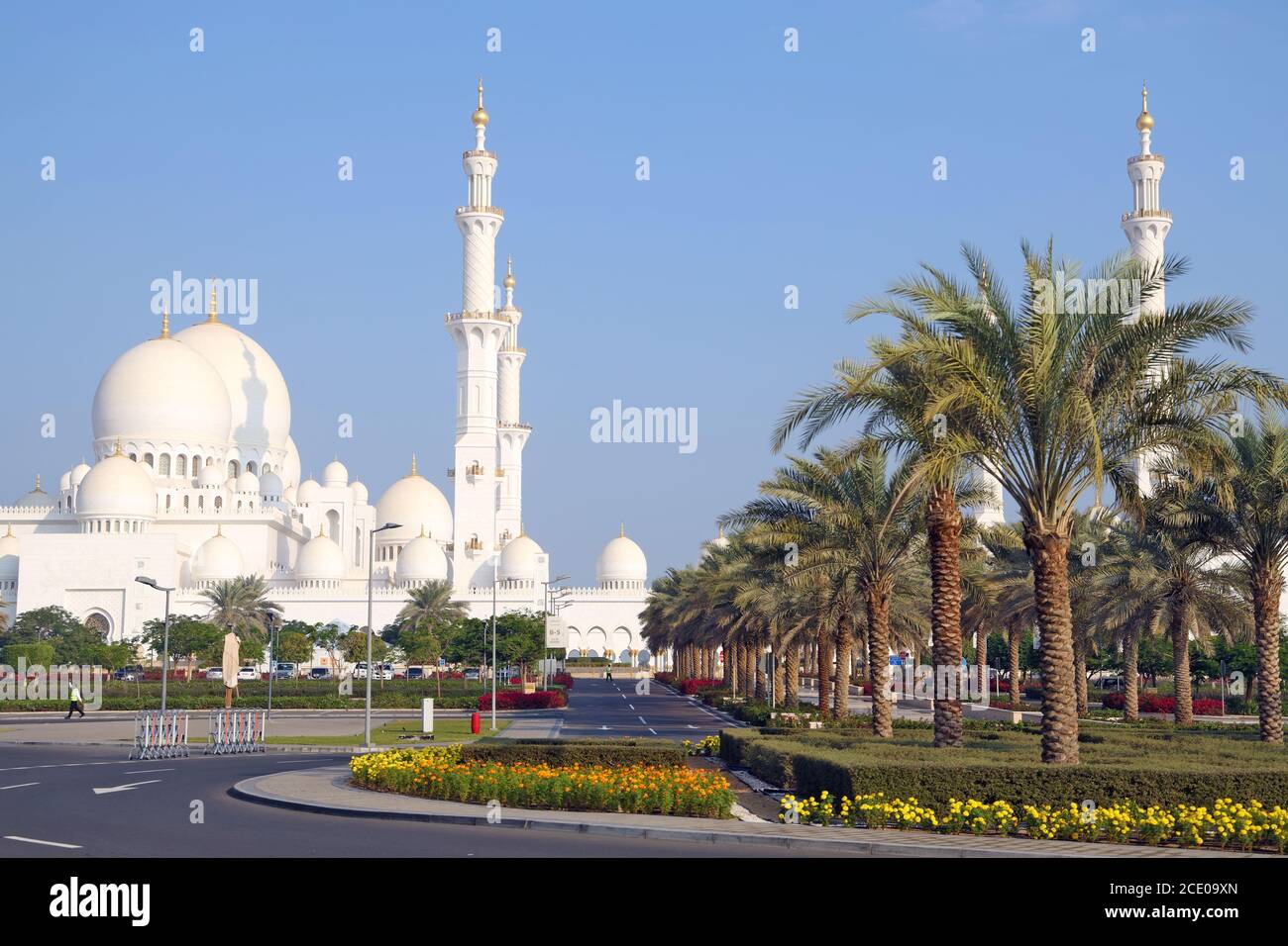 La famosa Moschea del Grande Sceicco Bianco Zayed con alti minareti dorati 2 Foto Stock