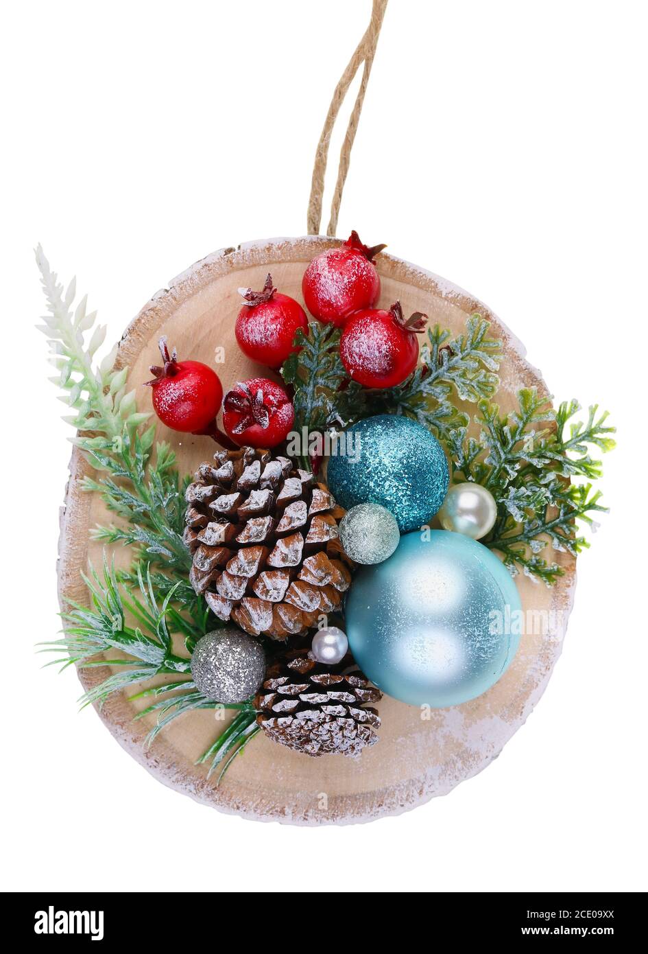 Giocattolo natalizio fatto in casa in abeti in stile rustico pino cono bacche rosse e palline blu macro isolato Foto Stock