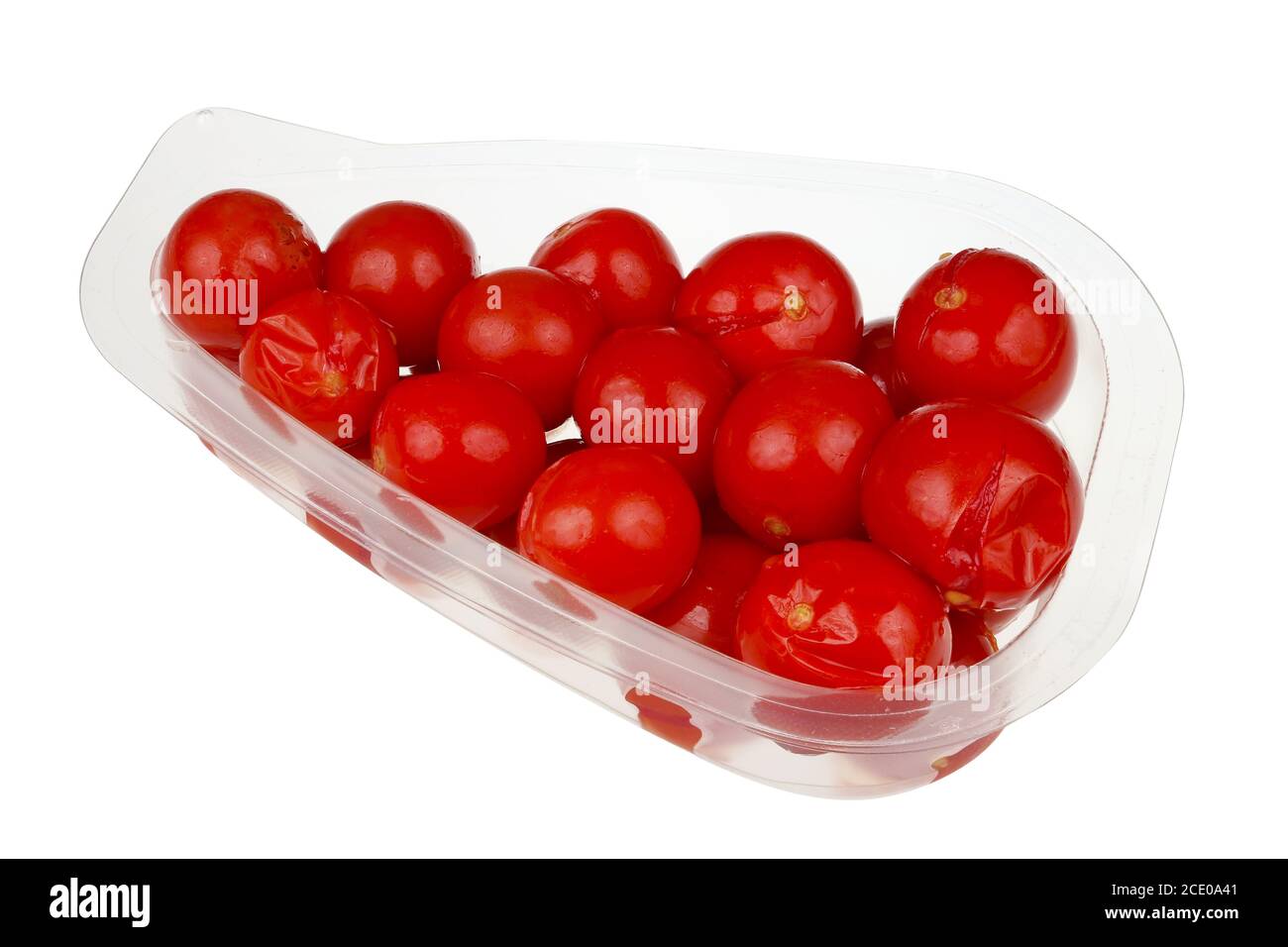Prodotto alimentare giornaliero - piccoli pomodori ciliegini marinati sott'aceto un contenitore di plastica trasparente macro isolato Foto Stock