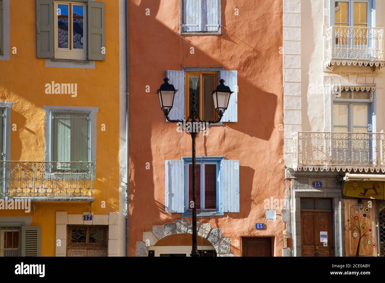 Case strette, alte, dipinte di colori luminosi nel centro storico di Briancon, Hautes-Alpes, Francia Foto Stock