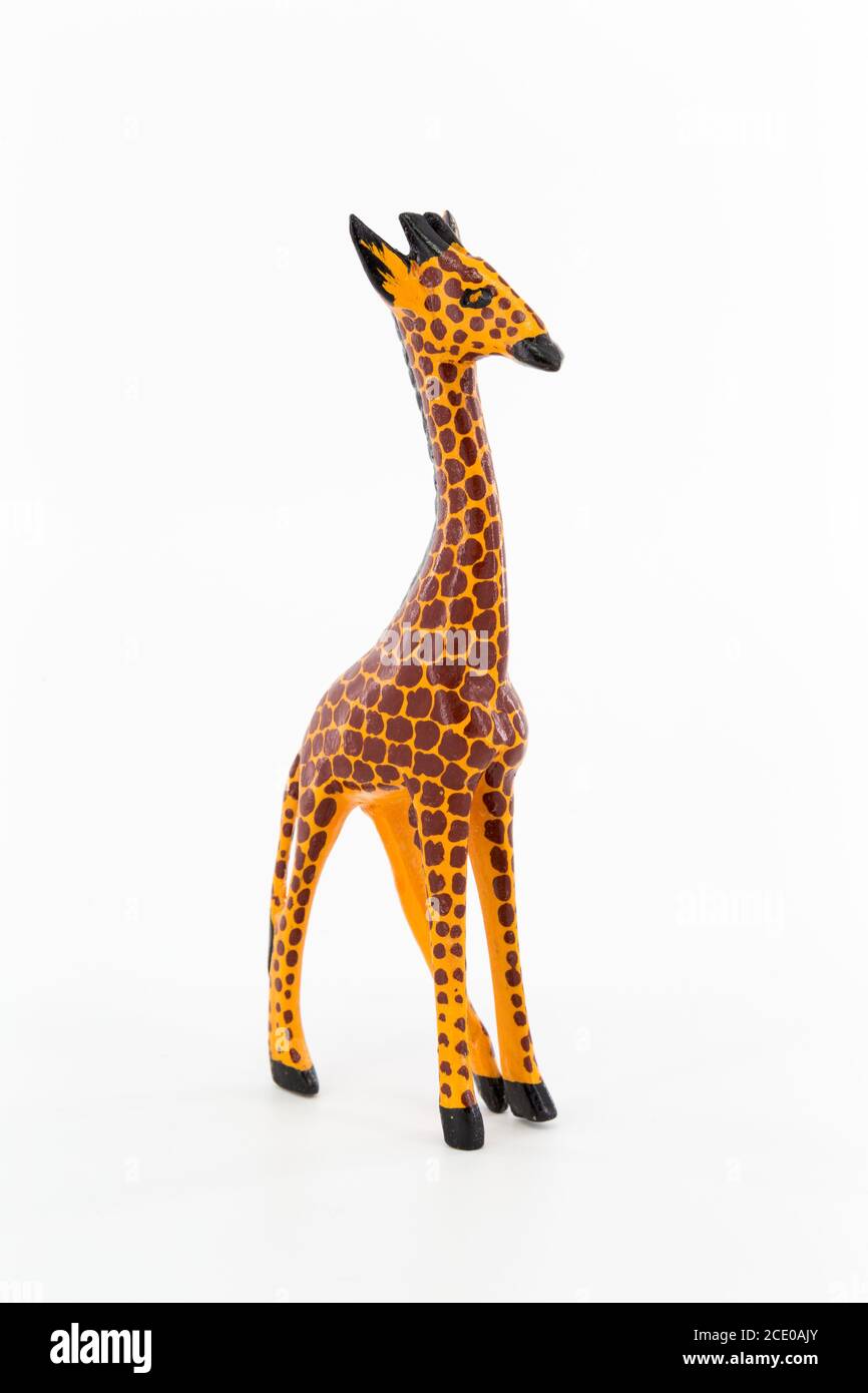 Figura di legno di una giraffa su sfondo bianco Foto Stock