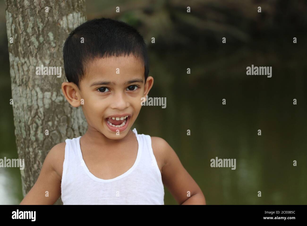 Carino bambino asiatico ragazzo che guarda con felicità, sano ragazzo del Bangladesh Foto Stock