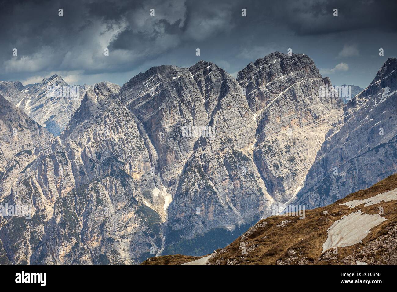 Panorama della catena montuosa delle Dolomiti friulane con cielo nuvoloso, Dolomiti, Italia Foto Stock