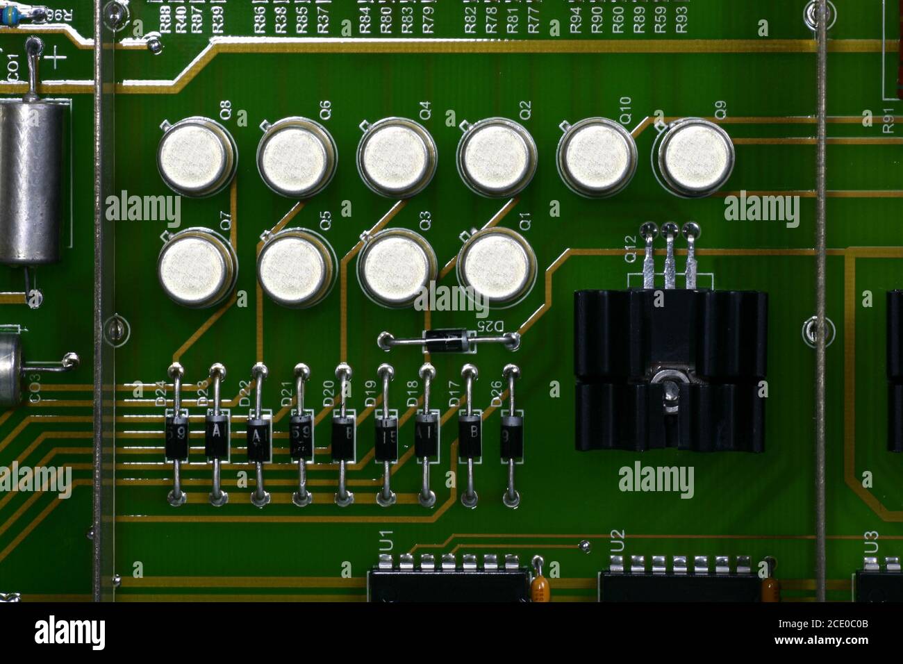 Schede per dispositivi elettronici costituite da materiali elettronici quali transistor, circuiti integrati, resistori, condensatori. Schede per dispositivi elettronici. Foto Stock