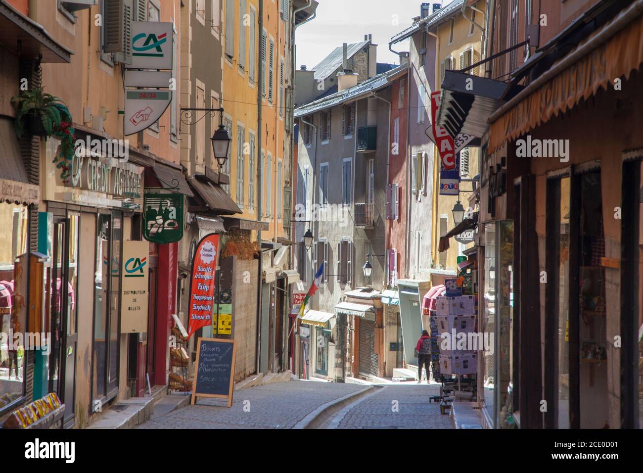 Negozi nelle strette strade della Città Vecchia di Briancon, Hautes-Alpes, Francia Foto Stock