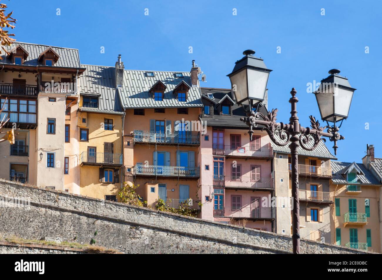 Case strette, alte, dipinte di colori luminosi nel centro storico di Briancon, Hautes-Alpes, Francia Foto Stock