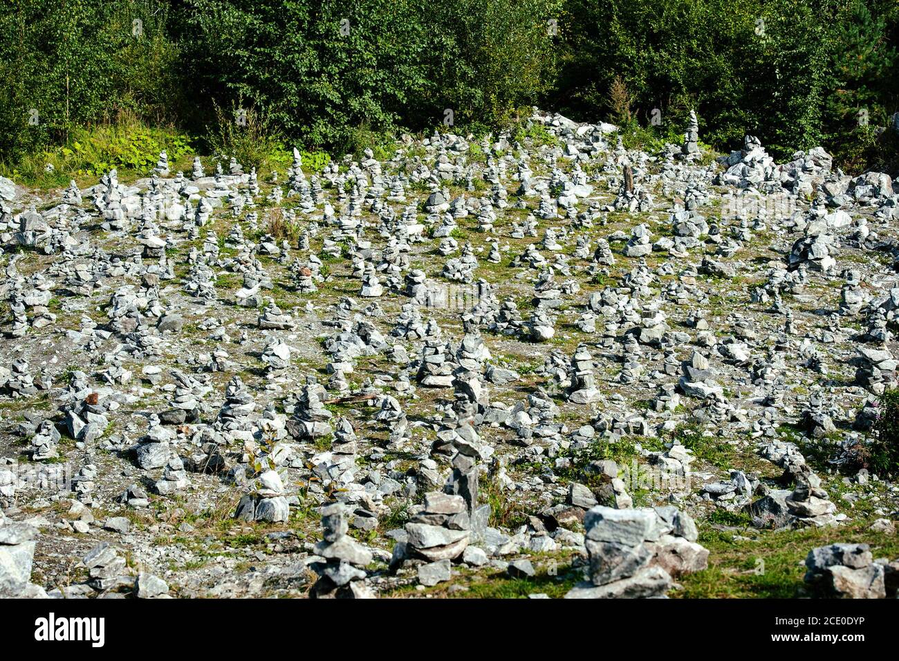 Pali di pietra (cairns) su terra da tavola nel Ruskeala Mountain Park, Carelia, Russia Foto Stock