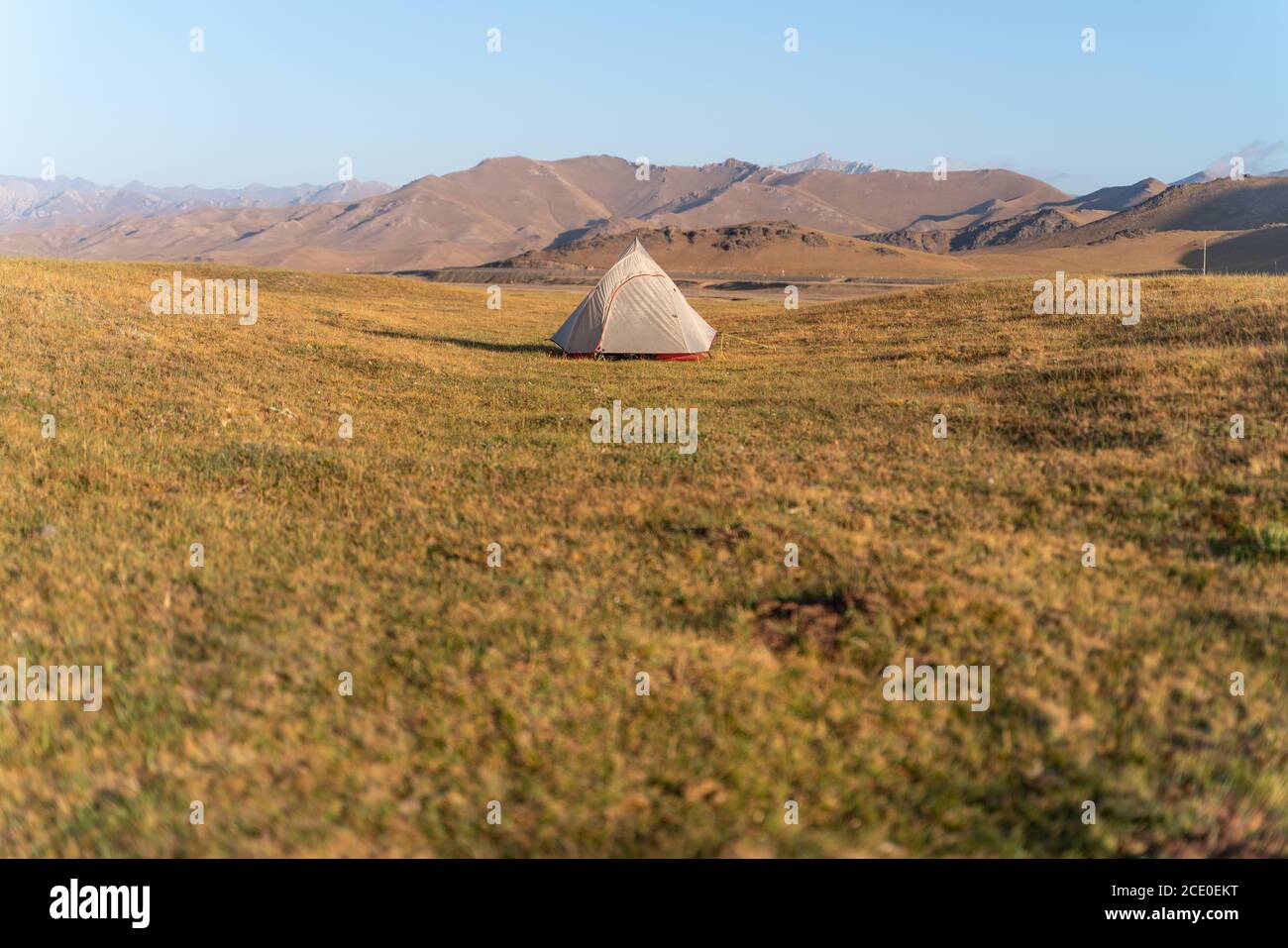 L'incredibile vista selvaggia del paesaggio del kirghizistan pieno di cime innevate, natura selvaggia e tenda Foto Stock
