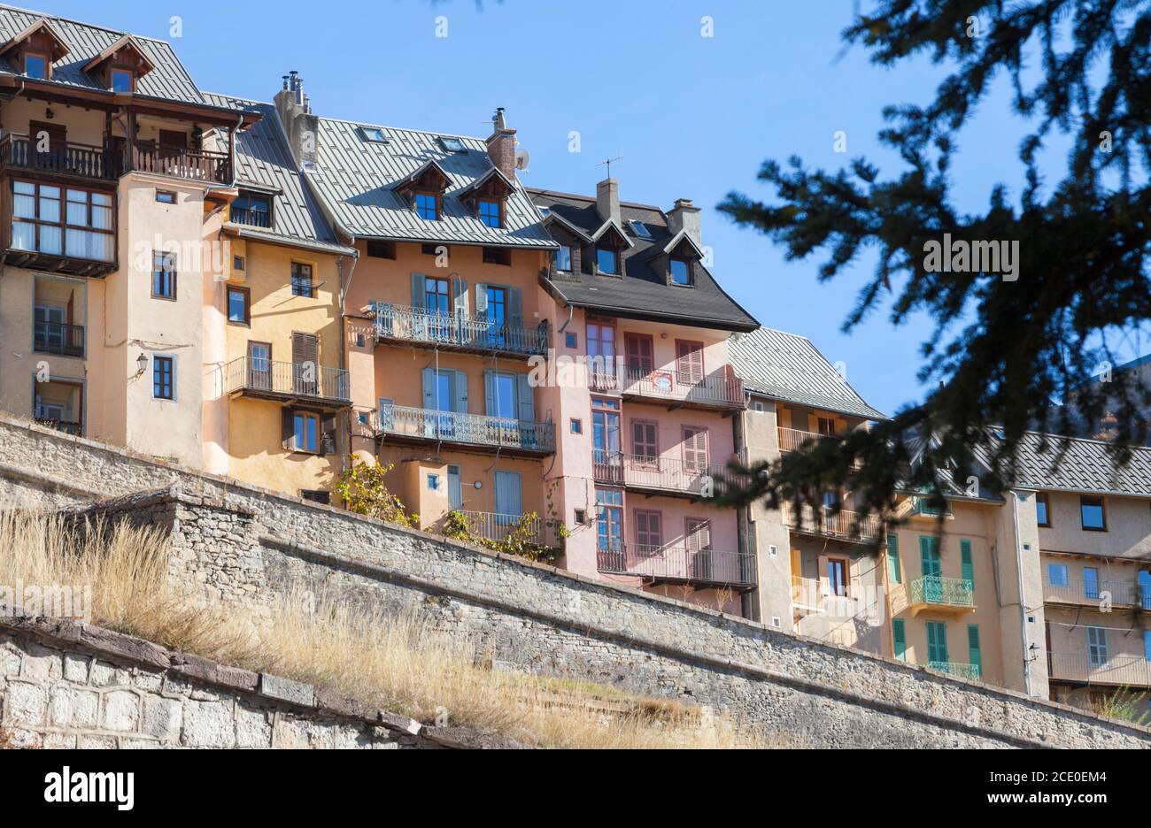 Case strette, alte, dipinte di colori luminosi nel centro storico di Briancon, Hautes-Alpes, Francia Foto Stock