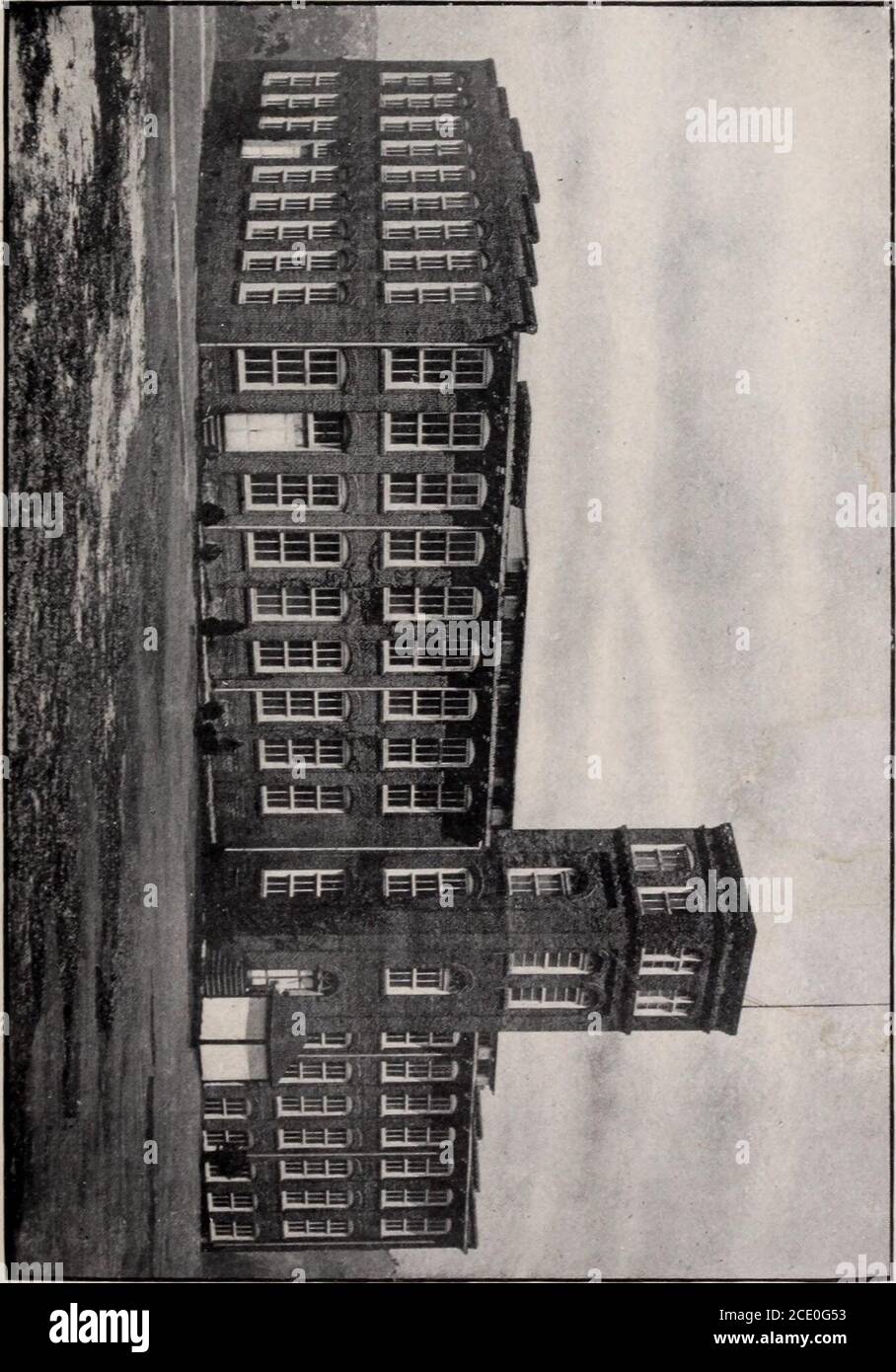 . Cnemson University Catalog . progettazione, l'istruzione inizia con le spiegazioni dei principi di rappresentare tessiture su carta da disegno, dopo di che la progettazione ofplain semplici tessiture, la posa di bozze di cablaggio, piani di pedaggio, ecc, vengono presi, avanzando nella progettazione di più complicatedweaves di solito fatto su imbracatura. Dopo il completamento delle arnessweaves il tempo sarà dedicato alla progettazione di tessiture Jacquard e legatura di Jacquard. Lo scopo dell'istruzione nella progettazione è quello di sviluppare l'originalità nello studente. Il lavoro pratico nella tessitura è disposto in modo da parallelo l'apparecchio Foto Stock