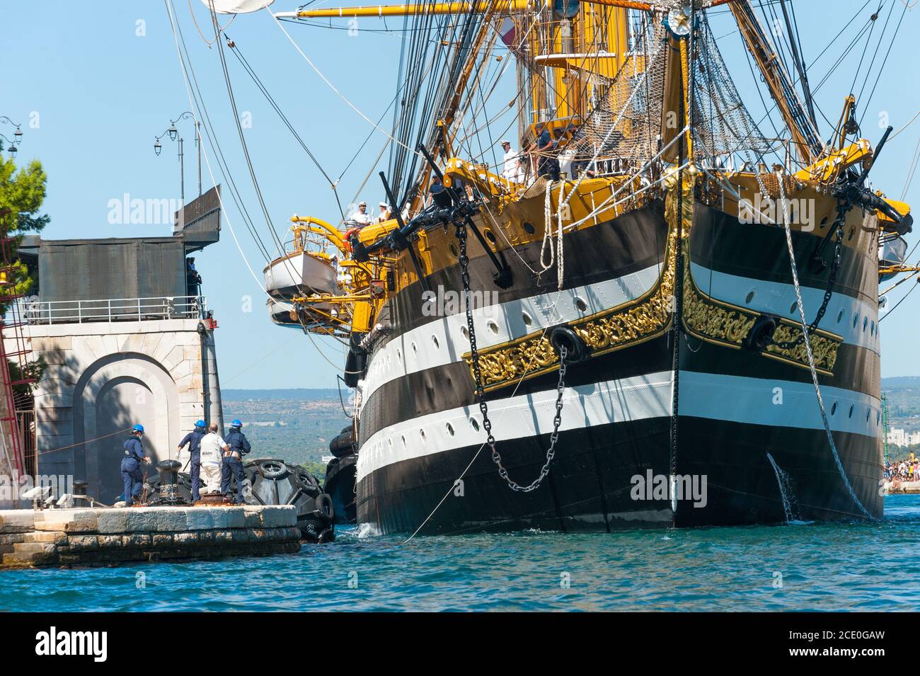 La nave di addestramento della Marina Italiana "AMERIGO VESPUCCI" nel porto di Taranto Foto Stock