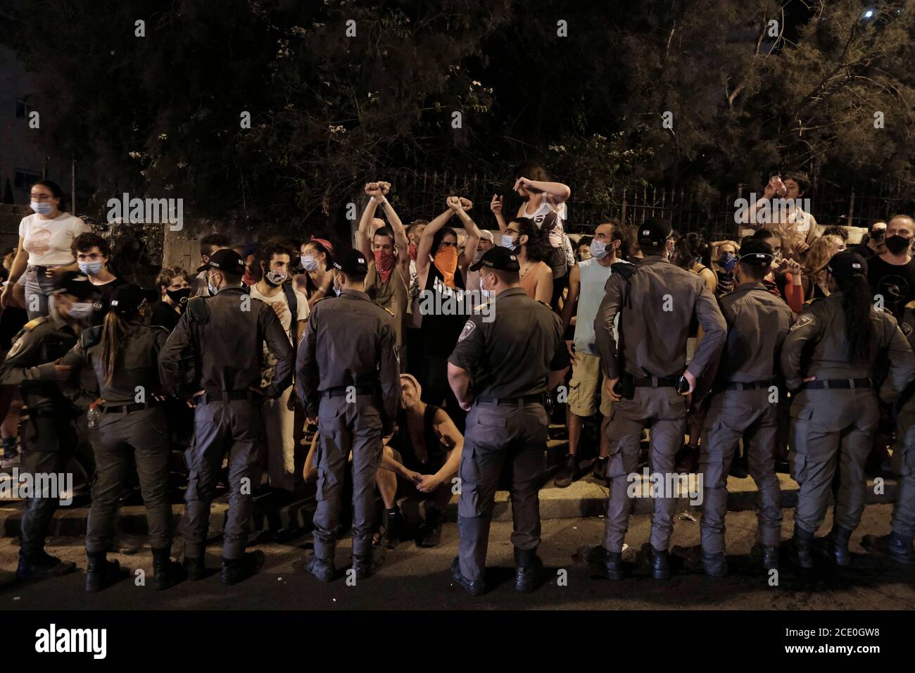 GERUSALEMME, ISRAELE - 29 AGOSTO: La polizia deve confrontarsi con i manifestanti che cercano di bloccare una strada durante una manifestazione di massa cui hanno partecipato oltre 25000 persone nell'ambito delle manifestazioni in corso contro il primo ministro Benjamin Netanyahu per la sua accusa di corruzione e la gestione della pandemia di coronavirus nei pressi della residenza ufficiale del primo ministro il 29 agosto; 2020 a Gerusalemme, Israele. Un'ondata di proteste anti-Netanyahu ha spazzato Israele durante l'estate, con la più grande manifestazione settimanale che si svolge ogni sabato sera a Gerusalemme. Foto Stock