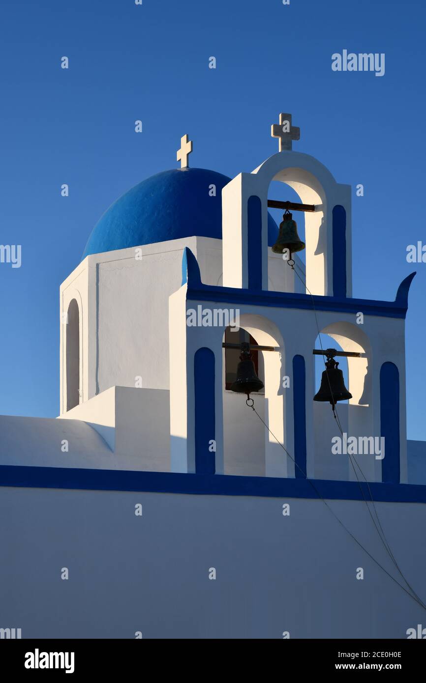 Santorini e le sue case bianche con tetti blu Foto Stock