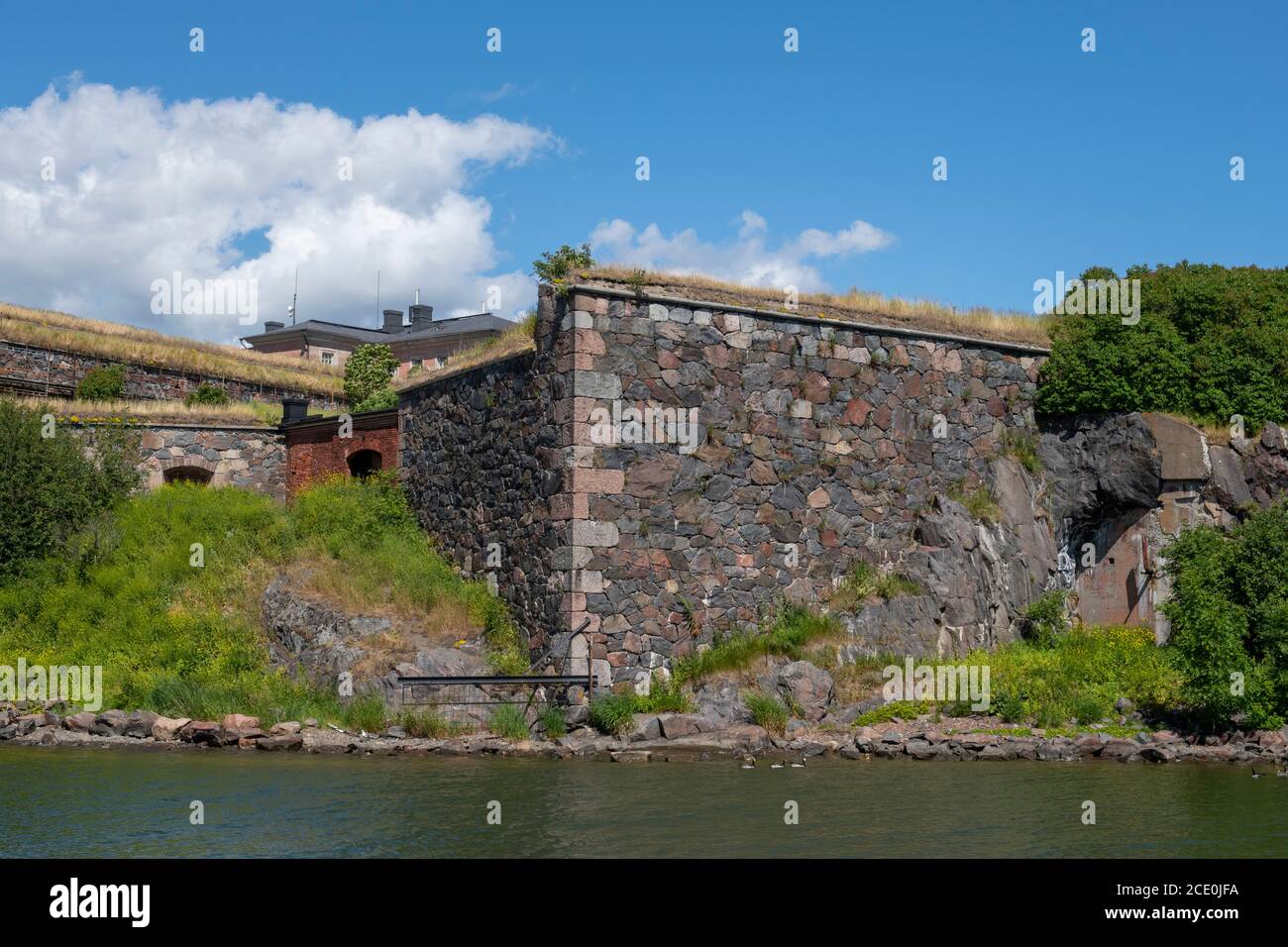 Finlandia, capitale di Helsinki. Isola di Suomenlinna, fortezza di Suomenlinna, mura storiche in pietra. UNESCO. Foto Stock