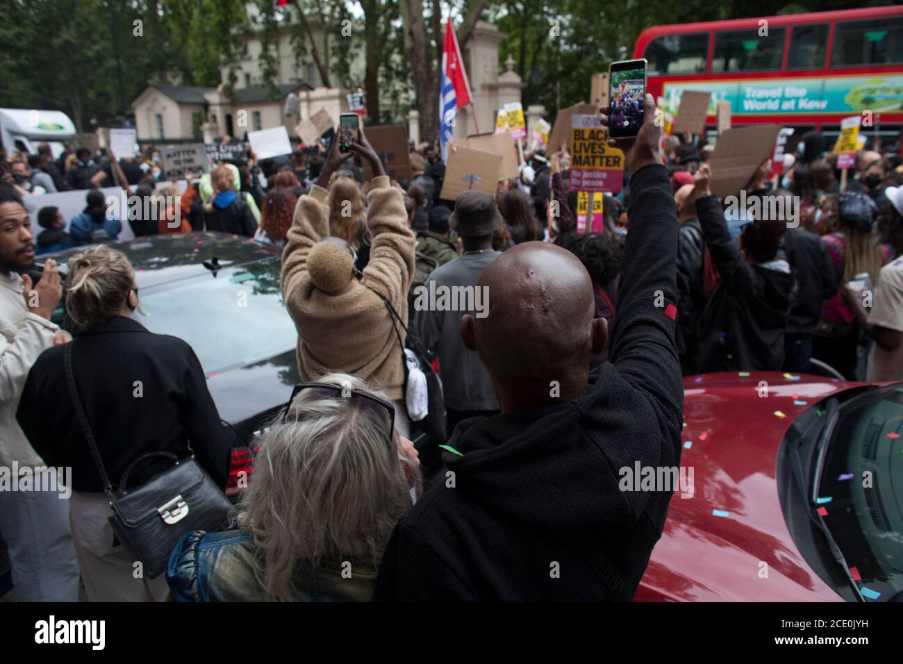 Un evento spontaneo Black Live Matter che ha fermato il traffico a Notting Hill, Londra Foto Stock