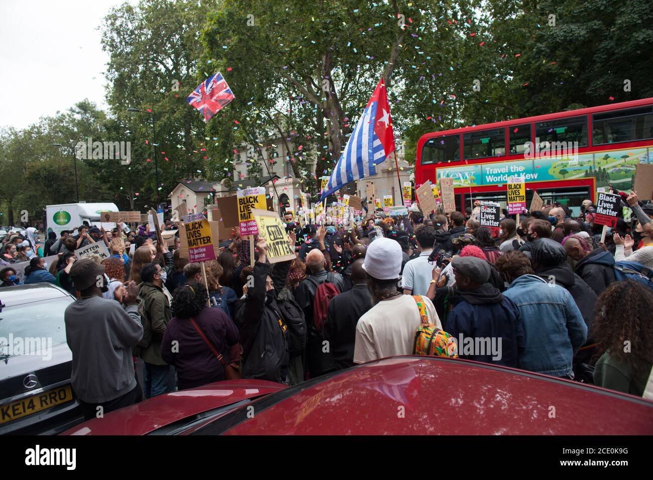 Un evento spontaneo Black Live Matter che ha fermato il traffico a Notting Hill, Londra Foto Stock