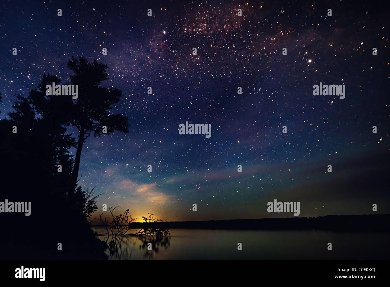 Paesaggio con cielo stellato Foto Stock