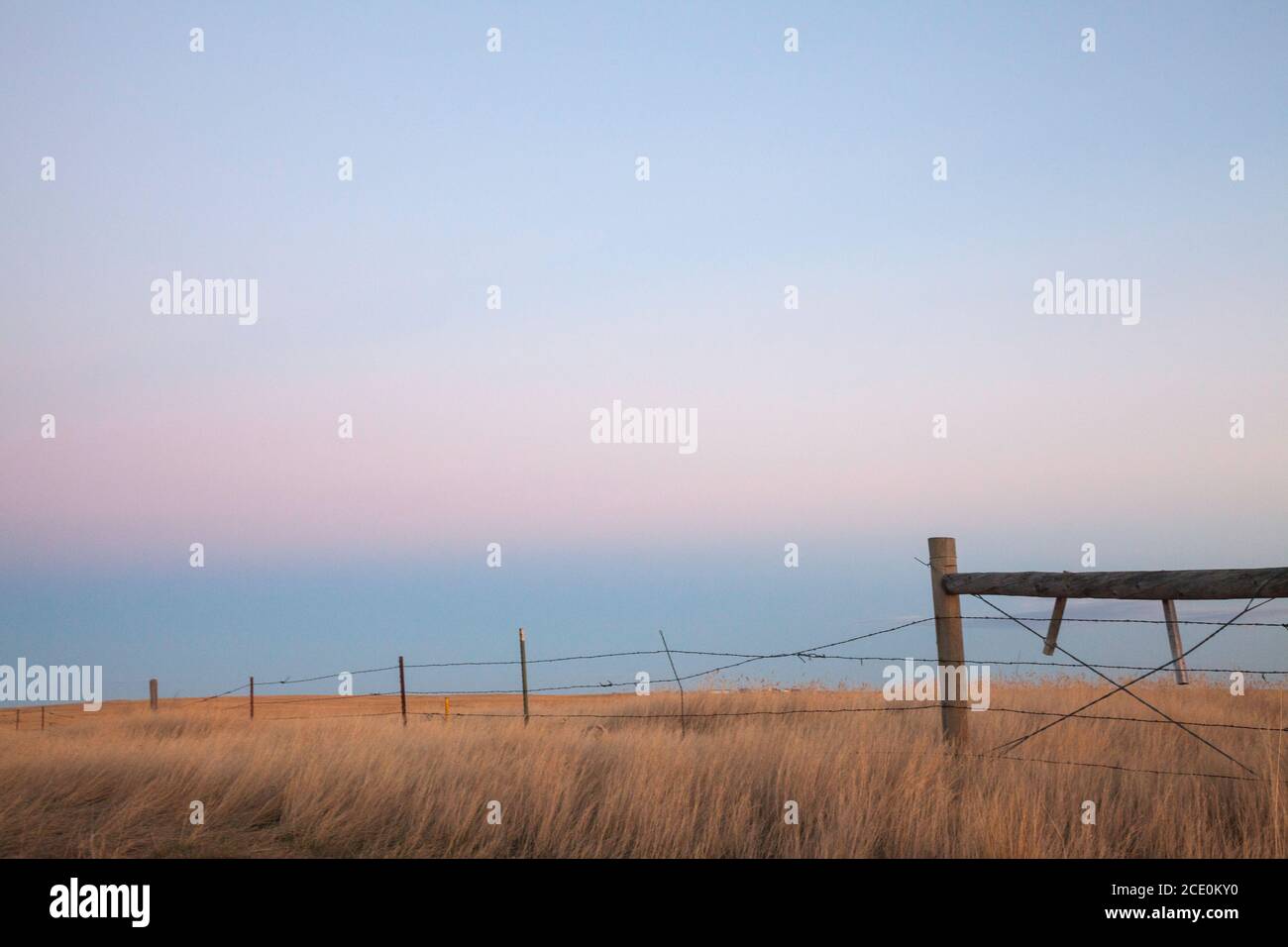 Vecchia recinzione e cancello nel campo Montana al tramonto. Foto Stock