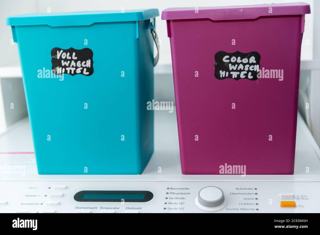contenitori colorati per la conservazione di vari detergenti Foto Stock