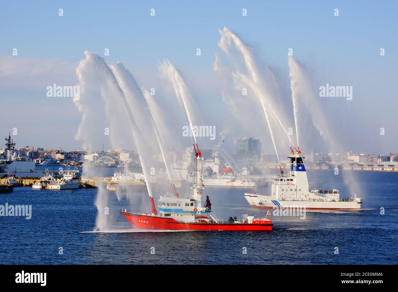 Navi antincendio per la formazione di scarico dell'acqua Foto Stock