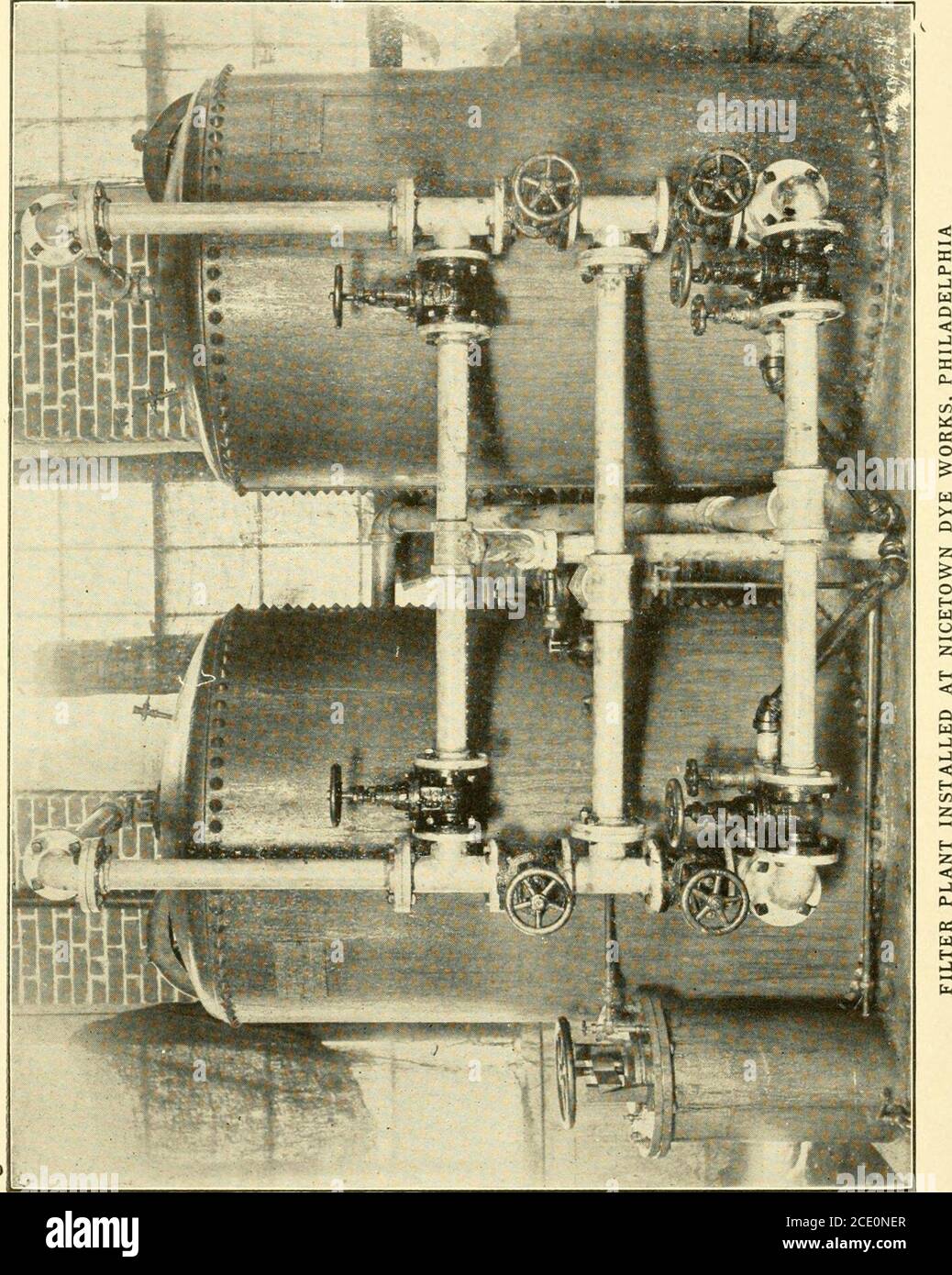 . Ciclopedia delle opere tessili : una biblioteca generale di riferimento su cotone, lana e filati lavorati, tessitura, progettazione, chimica e tintura, finissaggio, maglieria e materie alleate . Fig. 77. Elevazione anteriore del Kennicott WaterSoftener.. CHIMICA TESSILE E TINTURA 225 l'ammorbidimento consiste essenzialmente di due fasi; in primo luogo, la precipitazione chimica della materia minerale sgradevole in una condizione insolubile e in secondo luogo, la successiva asportazione di tale precipitato mediante mezzi meccanici. La chimica della precipitazione è com- Foto Stock