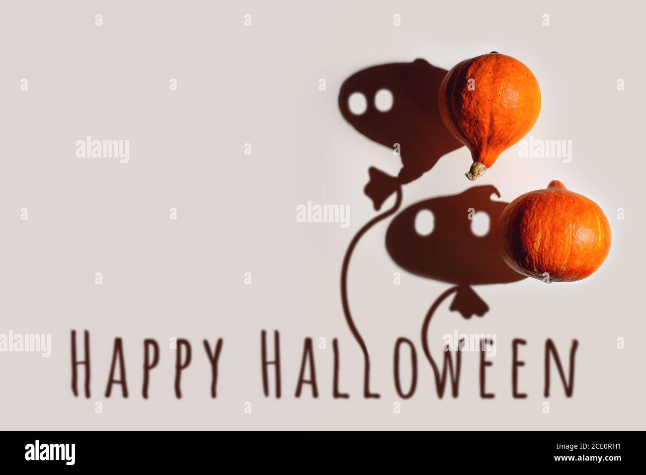 Le zucche e le loro ombre sono come palloncini su un filo. Concetto di Halloween Foto Stock