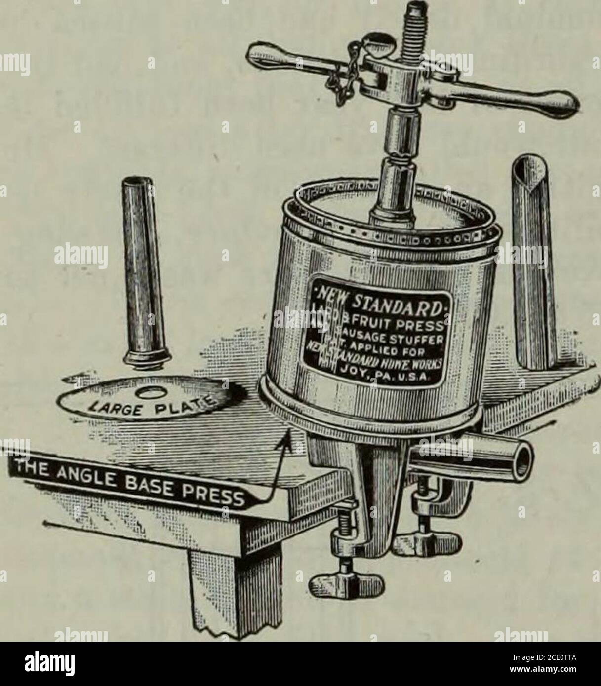 . Merchandising hardware marzo-giugno 1915 . PRESSA PER FRUTTA E STRUTTO. Nuovo hardware standard funziona, Mount Joy, Pa., offre al commercio thenew standard angolo base frutta e stuffer salsiccia. I Themakers affermano che la pressa ha caratteristiche nuove come segue:- la base angolare, si afferma, insuresperfect drenaggio rapido e impedisce che la pressa torcisca fuori dal tavolo durante l'uso. Ciò è dovuto allazionamento della pressione ad un angolo diverso delpiano a cui è collegata la pressa. Con la barra di pressione di risparmio di manodopera non è necessario iniziare dalla parte superiore dellasta filettata montante e andare tutto Foto Stock