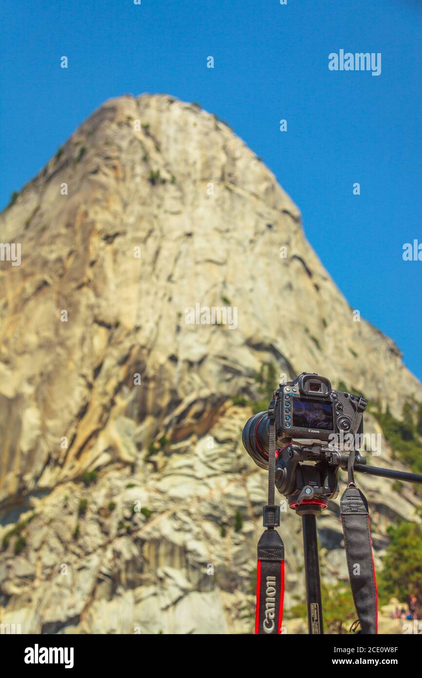 Yosemite, California, Stati Uniti - 24 luglio 2019: Tempo-lapse e fotografia panoramica del percorso Liberty Cap Mist nel Parco Nazionale di Yosemite. Canon Foto Stock