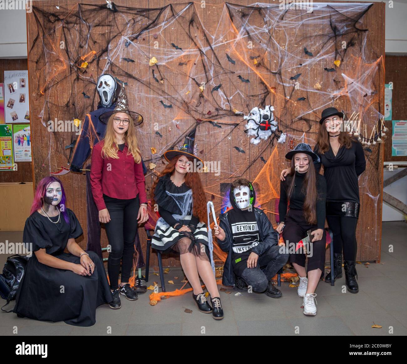 Ucraina, Kiev - 25 ottobre 2019: Bambini adolescenti celebrare Halloween a scuola. Festa in costume. Studenti delle scuole superiori in spaventosi costumi di strega. Ragazzi Foto Stock