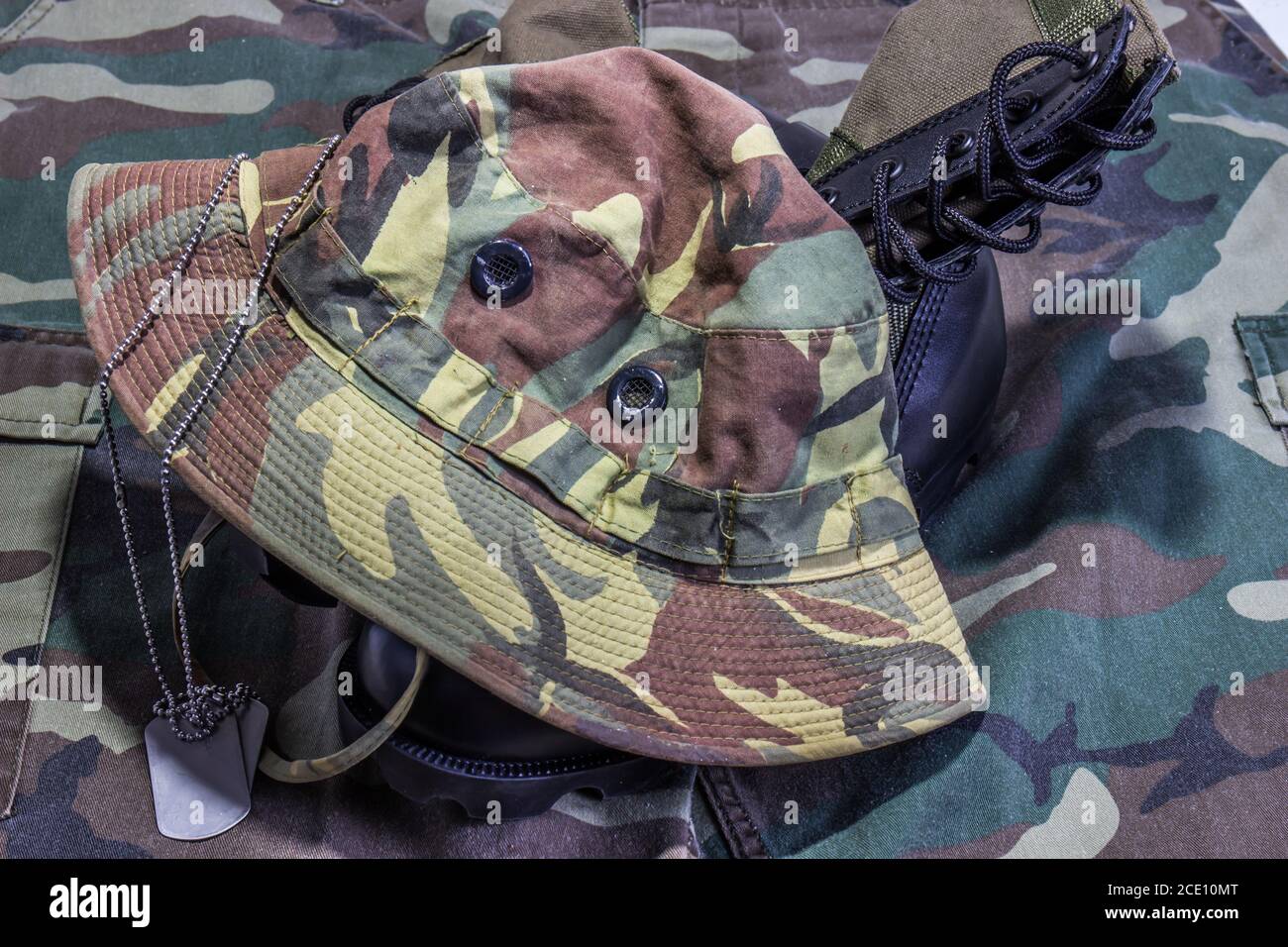 Cappello e uniforme mimetizzata dell'era del Vietnam Foto Stock